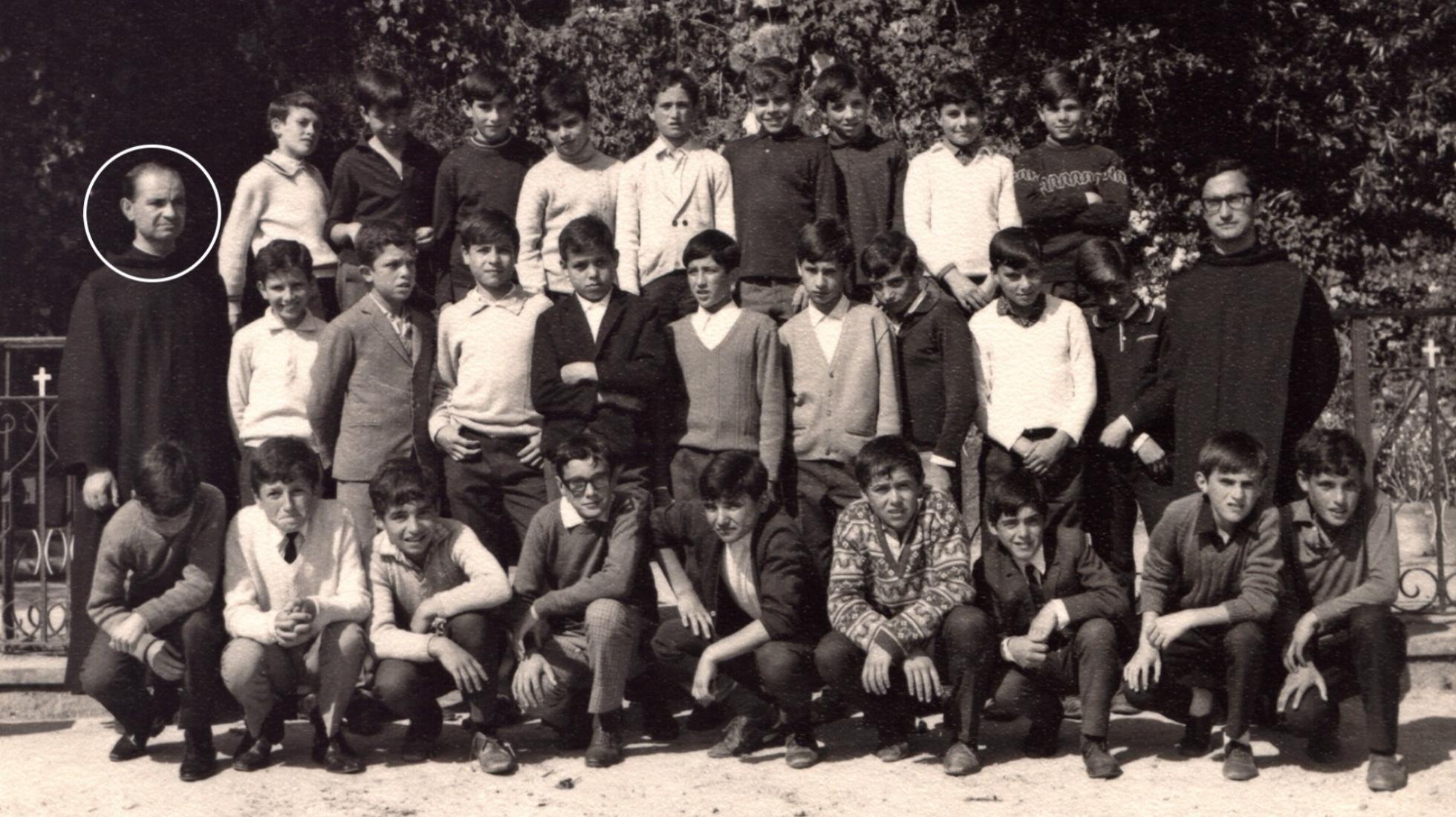 Prefeitura de S. José. Escolares frente à Gruta de Nossa Senhora de Lurdes, Telhal. Ano letivo 1968-69